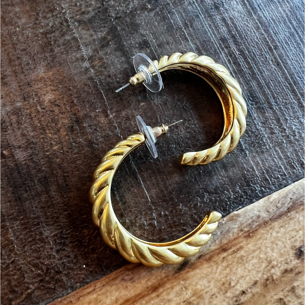 Madewell Crossiant hoop earrings - perfect size
